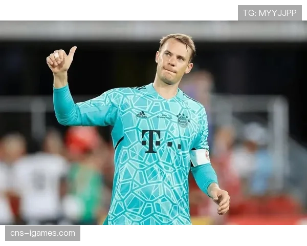 镜头捕捉：拜仁门将诺伊尔指挥防线，在定位球防守中高声呼喊队友站位