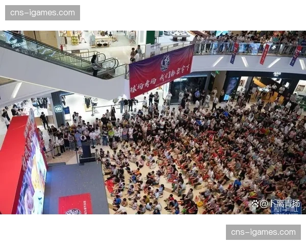 线下观赛场景与线上第二现场内容联动 营造同步参与感 线下观赛场景与线上第二现场内容联动 营造同步参与感